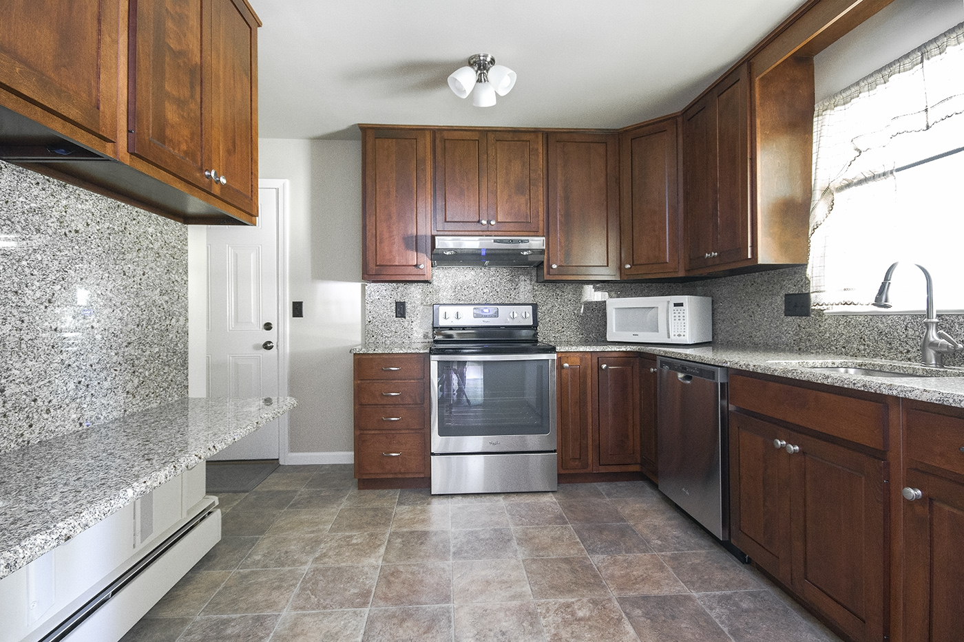 A kitchen after being remodeled.