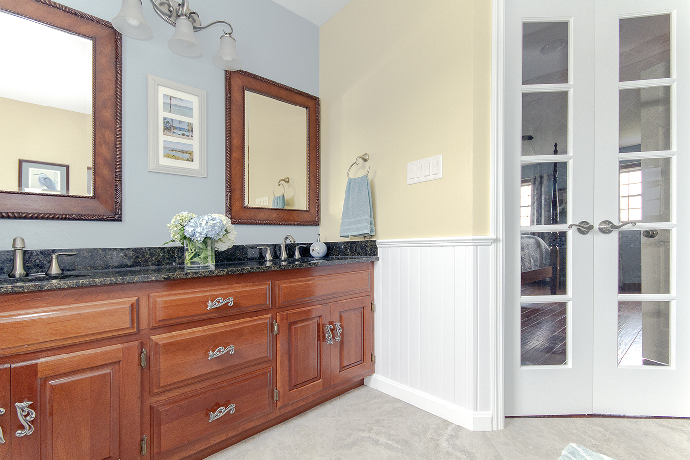 A pair of bathroom sinks.